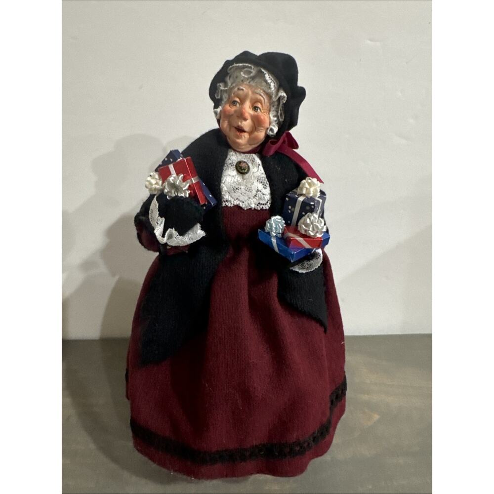Vintage 1992 Simpich Character Dolls Grandma W/ Presents Caroler Doll 12"
